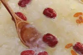 泡银耳少了这一步，营养浪费，煮再久也不出胶！这里有干货泡发窍门图片