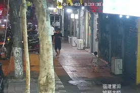 3岁女童凌晨独自上街，陌生小伙停下脚步多看了一眼图片