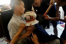 又来一个！“熊孩子”痰盂卡头上，吓得嚎啕大哭图片