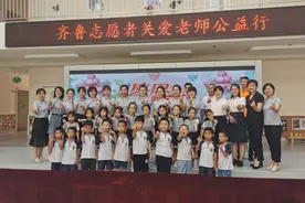 1万只口罩400桶消毒液，齐鲁志愿者将爱心大礼包送到老师手中图片