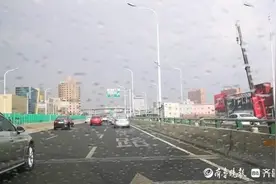 济南市区东部下了一场怪雨，一边乌云密布一边阳光明媚图片