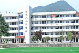 大别山深处“掩隐”着一所传奇色彩的垦荒人光爱学校图片