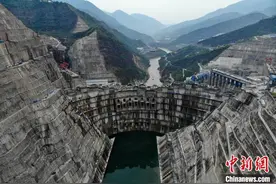 世界单机容量最大电站-白鹤滩右岸电站首台100万千瓦机组转子成功吊装图片