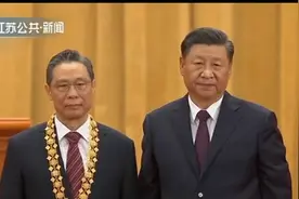 钟南山获共和国勋章，回校分享走红毯经验：故意走快，显示还没老视频封面