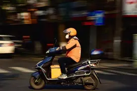 外卖小哥“以命送餐”上热搜 骑手“与时间赛跑”困境怎么破？图片