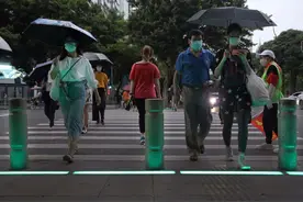 警示低头族！广州启用“地上红绿灯”图片