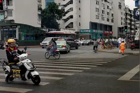 外卖骑手每一次的疲于奔命，都化作千亿巨头财报数据图片