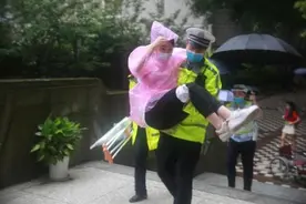 “暖心公主抱”女生考上西南大学 她拿着录取通知书与民警分享喜悦图片