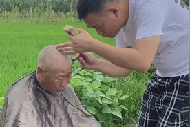 101秒｜走村串巷为老人免费理发拍照 临沂这位“Tony老师”好暖图片
