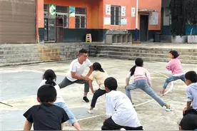 在大山里尝试双师课堂的英语老师：我的心都在这里图片