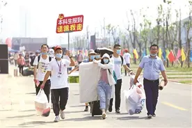 整装迎“新”南京理工大学江阴校区昨迎来首批学生图片