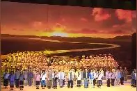 剧院里过生日，《大地颂歌》小演员刘梓涵梦想当一名设计师图片