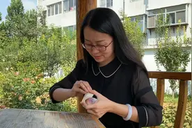 独创三指点钞法教出世界冠军！山东中职教师获评“全国教书育人楷模”图片