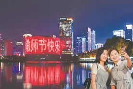武汉地标昨夜为教师亮灯一小时图片