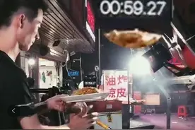这才是真正的人间烟火气！他靠炒米粉成了网红图片