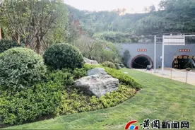 英山县时光隧道口风貌提升绿化效果初显图片