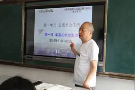 60秒丨57岁乡村老师自幼患有小儿麻痹 教书36年坚持站着上课图片