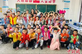 “95后”女教师“支教路”：用400余双手套温暖“山里娃”图片