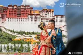 慕了慕了！西部战区空军集体婚礼，歼11当婚庆背景板，牵引车当婚车图片