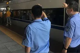 爸爸炫耀儿子成绩，闯出大祸！高考600多分的儿子：我不要读大学了图片