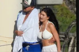 小李子海边度假赤裸上身肉感十足 和女友似连体婴图片