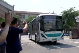 教师节，宝山这所学校的学生们给老师送了一份特殊的“礼物”图片