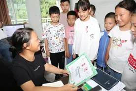 手绘奖状送老师，拜访92岁老教师，淳安的小学生们用自己的方式谢师恩图片