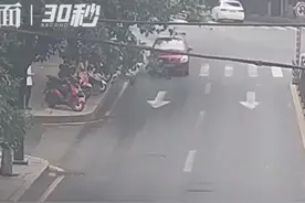 30秒｜骑摩托看手机导航追尾轿车 交警提示：危险就在一瞬间，切勿分心驾驶视频封面