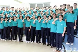 老师面向全校学生宣誓：捧着一颗心来，不带半根草去图片