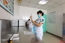 情况紧急，成都23岁女护士背81岁患者下4楼：“举手之劳”图片