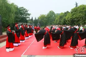 河南一高校再现“束脩礼”倡导尊师重教图片