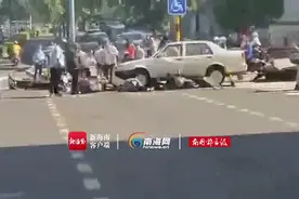 警方通报：海口侨中路隧道发生车祸，一轿车冲向路边人群…图片