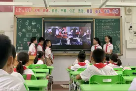 长大后我就成了你：教师节东风东小学上演别样的“翻转课堂”图片