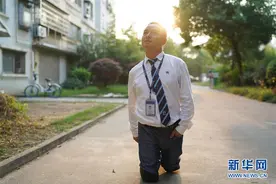 “我的腿是软的，但腰杆是硬的”——“跪行中介”尧涛的坚强人生图片