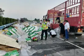 突发！小“马”拉大车 货车严重超载前轮爆胎侧翻图片