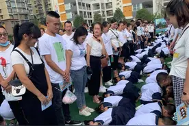 开学季：一年级新生在入学仪式上向父母行跪拜礼图片