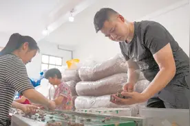 90后夫妻卖爆随县香菇，带动乡亲线上创业潮，疫后农产品上行突围的电商样板图片
