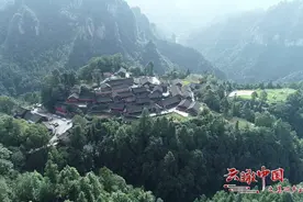 云瞰中国｜走，淘“金”去！村子的深山洞穴中，藏着年产值5000万的财富！视频封面