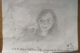 四年级男生悄悄赶了两天，一幅画送老师，老师大呼：感动哭了图片