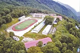 陪伴在乡村教师身边的都市白领图片