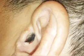 科目一考场男子忐忑不安，考官掀起他的衣服一看，惊呆了图片