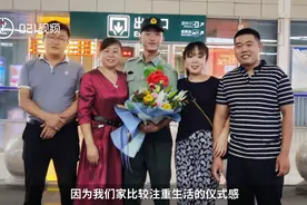 真暖！千里迎接退伍弟弟全家有仪式感：以前也会给家人惊喜视频封面