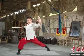 练武写字画钟馗 青年农民田园间演绎豁达人生图片