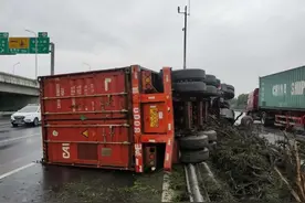 沈海高速早高峰遇雨：集卡侧翻堵3公里，又一事故致主线暂闭图片