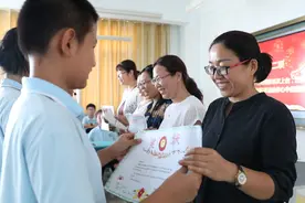 32秒丨感恩老师有新招！东营这所中学的学生自制奖状发给老师图片
