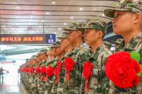 700余名北京好男儿奔赴军营，全日制大学生新兵占比近95%图片