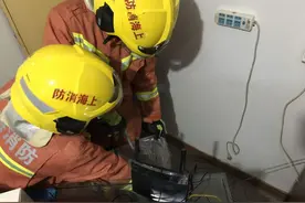 男子洗澡时发现卫生间里爬来一条蛇，紧急求助消防员图片