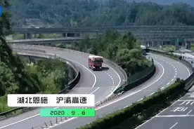 30吨橘子散落，众人蜂拥而上，这次网友却纷纷点赞图片