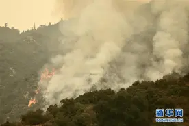 美国加州山火持续燃烧图片
