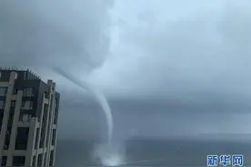 辽宁大连海域出现海上龙卷风图片